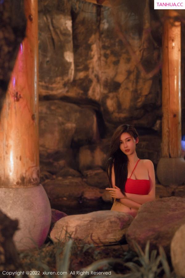 周妍希 奶瓶土肥圆 [XiuRen]高清写真图 2022.12.19 No.6014 Carol周妍希 温泉美臀第24张图片